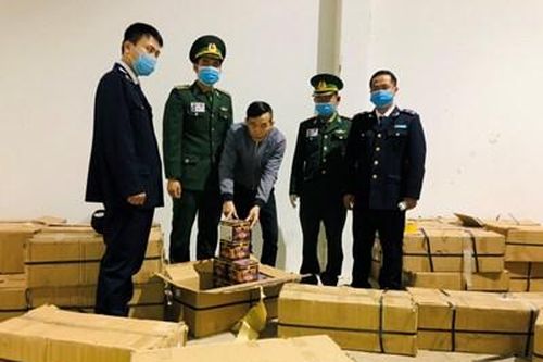 Bắt giữ vụ vận chuyển hơn một tấn pháo qua biên giới