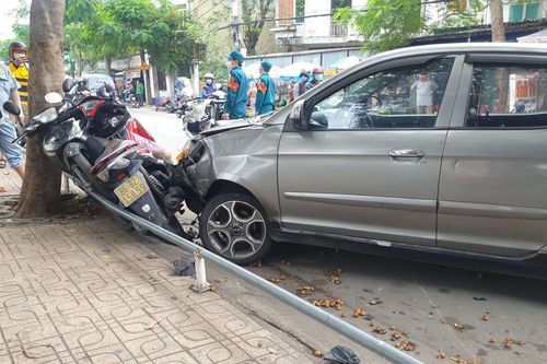 Ô tô 'điên' tông 4 xe máy ở quận Bình Thạnh, 2 cô gái bị thương nặng