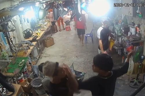 Bị đồng nghiệp chém nhập viện vì câu nói đùa