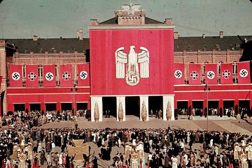 Sốc với cách chính quyền trùm phát xít Hitler phô trương quyền lực