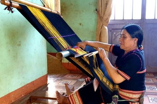 Bà Mlốp kẽo kẹt giữ hồn thổ cẩm