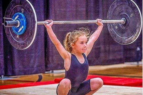 Cô bé 7 tuổi 'khỏe nhất thế giới' có thể nâng tạ tới 80kg