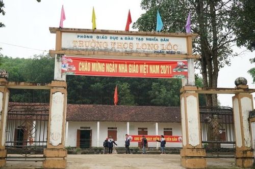Nghệ An: Lớp học tạm trong lán để xe đạp