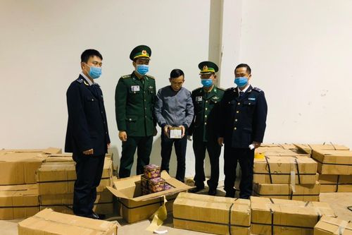 Chặn đứng vụ vận chuyển hơn 2,2 tấn gỗ trắc, 1 tấn pháo từ Lào về Việt Nam