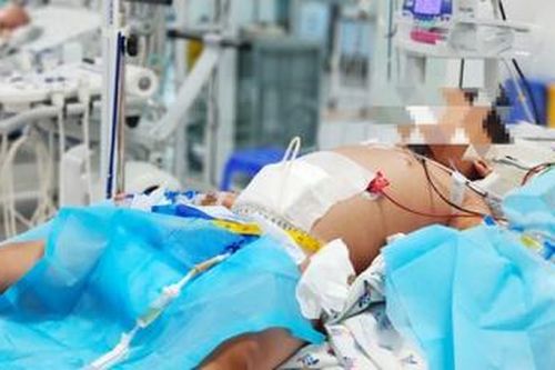Bé trai 9 tuổi suýt mất mạng sau 3 ngày sốc sốt xuất huyết