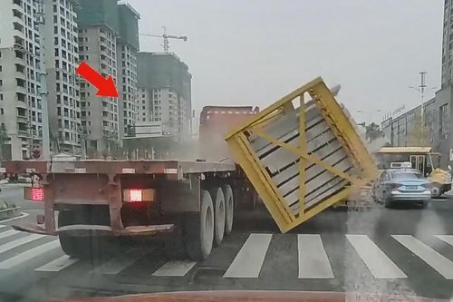 Thùng xi măng đổ xuống đường, chèn vào xe ba gác