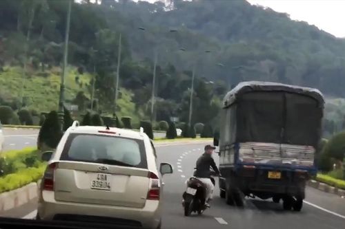 Xử lý kẻ đi xe máy vào cao tốc, đánh võng trước ô tô