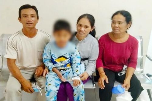 Bé trai 9 tuổi tổn thương đa cơ quan, suy hô hấp vì sốc sốt xuất huyết