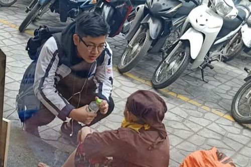 Nam sinh có hành động bất ngờ khi nhìn thấy cụ bà nhặt ve chai khiến nhiều người cảm thấy ấm lòng