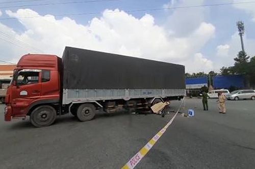 Xe máy va chạm xe tải, nam thanh niên tử vong thương tâm
