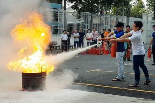 Huấn luyện phòng cháy chữa cháy cho hơn 100 cán bộ, nhân viên làm việc tại Trụ sở khối Nhà nước