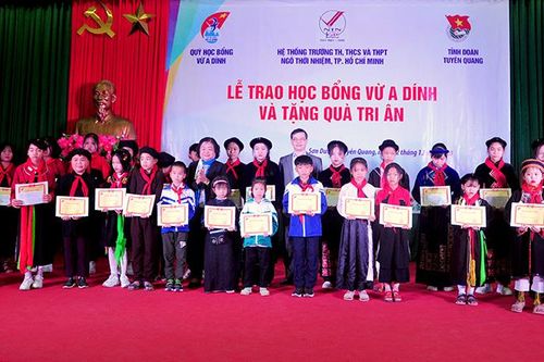 Trao học bổng Vừ A Dính và tặng quà tri ân tại huyện Sơn Dương