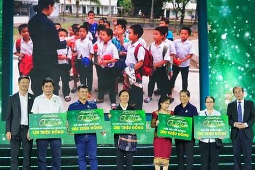 Chương trình 'Quà tặng Giáng sinh' trao 1 tỷ đồng cho các mảnh đời khó khăn