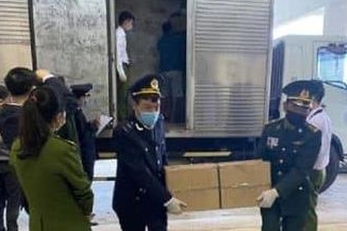 Ô tô chở hơn 1 tấn pháo và 2 tấn gỗ lậu không qua mắt được Hải quan