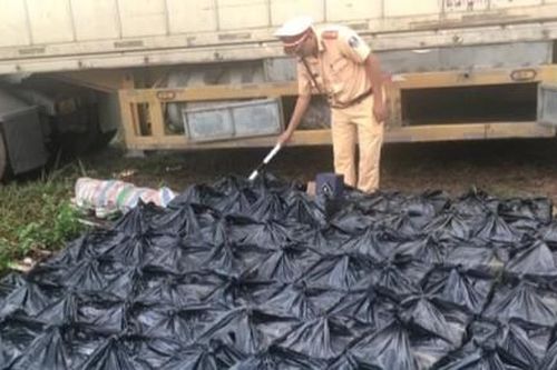 Phát hiện xe container chở gần 500 chai rượu Chivas 21 nhập lậu