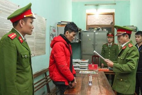 Nam thanh niên 18 tuổi đi xe máy phóng nhanh, lạng lách tông bị thương cảnh sát