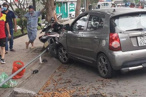 TP.HCM: Lại thêm ô tô tông nhiều xe máy, 2 cô gái nhập viện cấp cứu