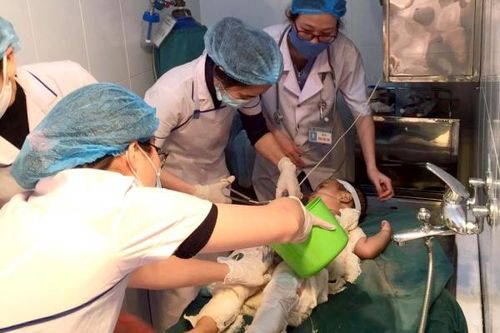 Nhiễm trùng do dùng nước mắm và rượu chữa bỏng
