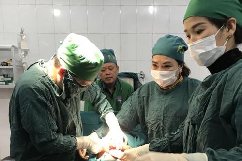 Cứu sống con và thai phụ vỡ tử cung nhau cài răng lược