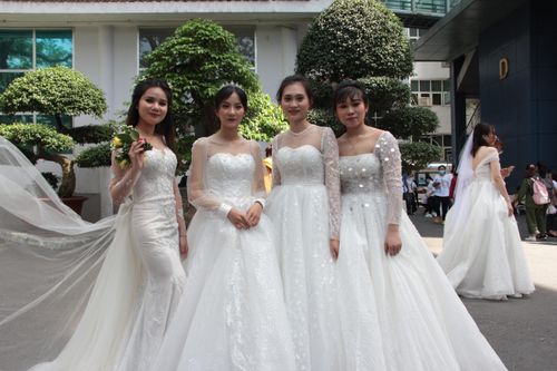Sự thật bức ảnh tập thể cô dâu ở sân trường đại học tại TP.HCM
