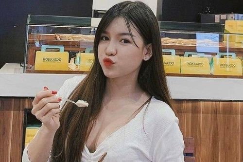Bạn gái sang Thái Lan thăm Văn Lâm