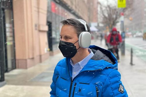 The Verge: AirPods Max cổ điển và 'bất hợp lý' đến lạ kỳ