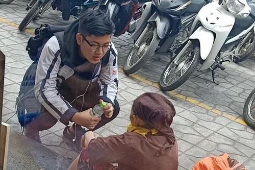 Nam sinh mua nước tặng bà cụ nhặt rác xa lạ