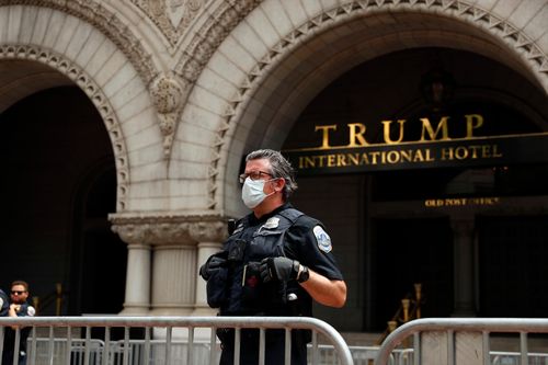 Khách sạn của ông Trump thành tâm điểm điều tra lạm quyền thu lợi