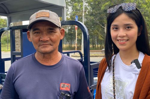 Chú Minh cô đơn dùng tiền được ủng hộ mua xe máy cho sinh viên nghèo