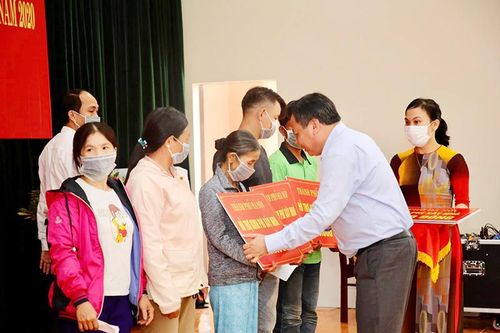 Hà Nội trao quà hỗ trợ người dân sau bão lũ tại tỉnh Quảng Nam