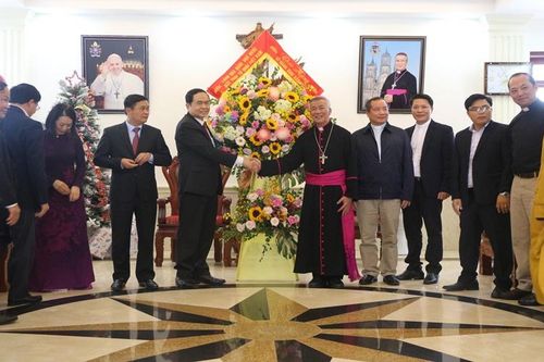 Chủ tịch MTTQ chúc mừng Giáng sinh đồng bào Công giáo Nghệ An