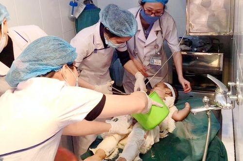 Cứu cháu bé nhiễm trùng nặng do điều trị bỏng sai