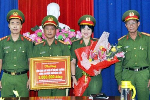Khen thưởng lực lượng phát hiện vụ tàng trữ 134 bình chứa khí bóng cười