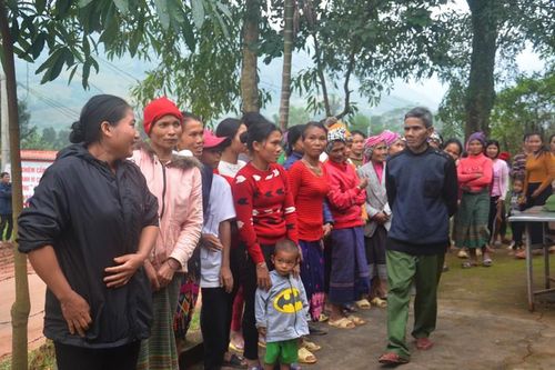 Ấm áp mô hình cửa hàng tạp hóa phục vụ miễn phí bà con nơi biên giới