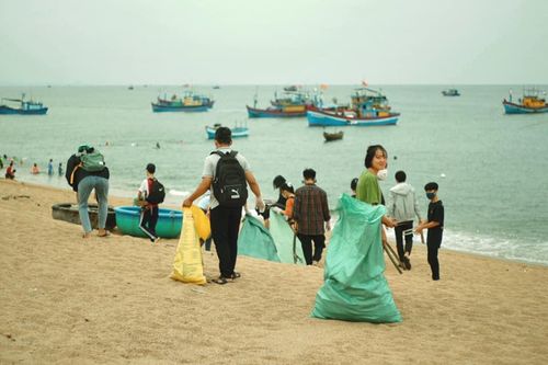 Cưỡi 'ngựa sắt' xuyên Việt để gom rác