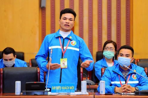 Chàng nông dân ngủ cầu thang nuôi chí làm giàu, gói mỳ tôm chia hai bữa