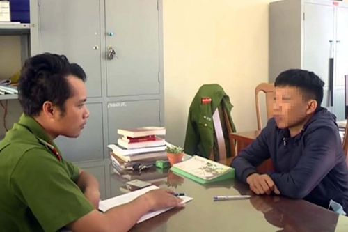 'Phượt thủ' vượt chốt kiểm tra, tông xe vào công an gây thương tích
