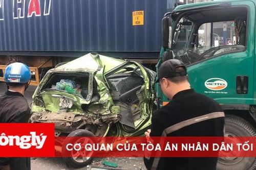 2 ô tô con bị tông khi dừng đèn đỏ, nhiều người bị thương trên QL 32