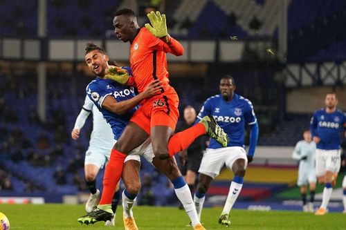 Mendy mắc sai lầm, Chelsea phơi áo trên sân Everton