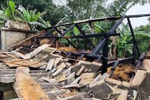 Bị la mắng sau khi nhậu, con trai nổi xung đốt chuồng gia súc của mẹ