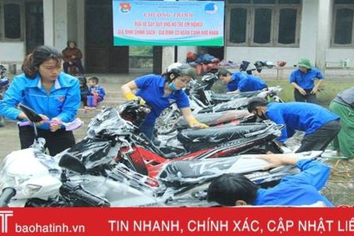 Tuổi trẻ Nghi Xuân rửa xe gây quỹ hỗ trợ người nghèo