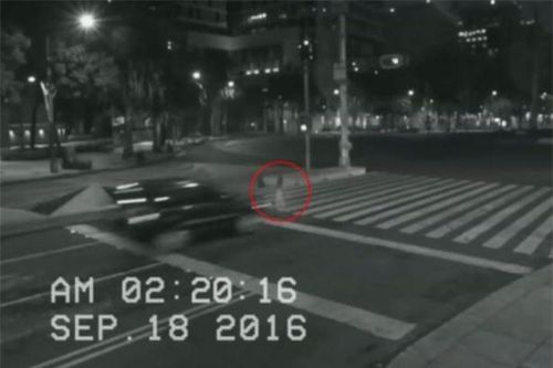 Ô tô xuyên qua hồn ma trên phố