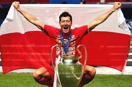 Lewandowski đánh bại Messi và Ronaldo trong cuộc bầu chọn hay nhất năm của FourFourTwo