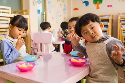 Thấy thái độ 'lạ' của cô giáo khi con trai vẽ logo hãng ôtô của gia đình, người mẹ lập tức chuyển trường