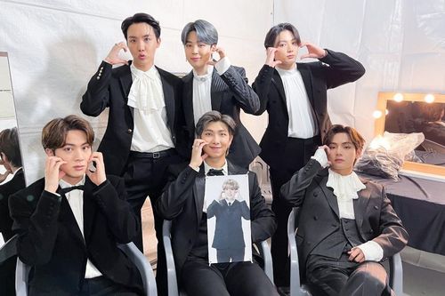 Thắng tại 'The Fact Music Awards', BTS quyết không quên đồng đội