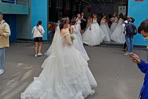 Dàn nữ sinh ĐH Công nghiệp TP.HCM diện váy cưới lộng lẫy ngay giữa sân trường khiến dân mạng xôn xao