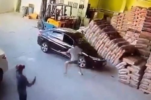 Clip: Hàng trăm bao xi măng bất ngờ đổ sập khiến xe ô tô hư hỏng nặng, một người bị thương