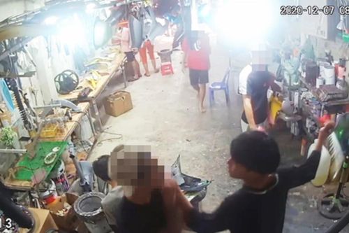 TP HCM: Trêu đùa bạn gái của đồng nghiệp, nam thanh niên bị chém trọng thương