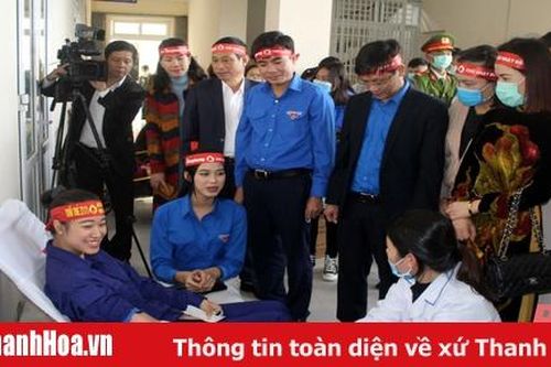 Hoa hậu Đỗ Thị Hà tham gia Ngày hội Chủ nhật đỏ tại Thanh Hóa