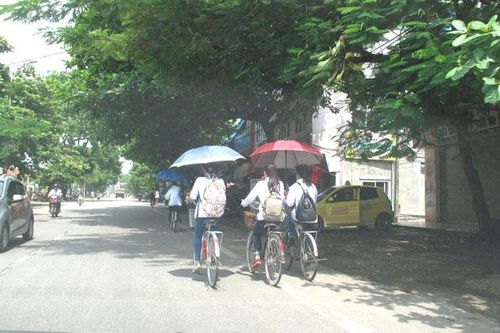 Con trẻ và nỗi lo mất an toàn giao thông